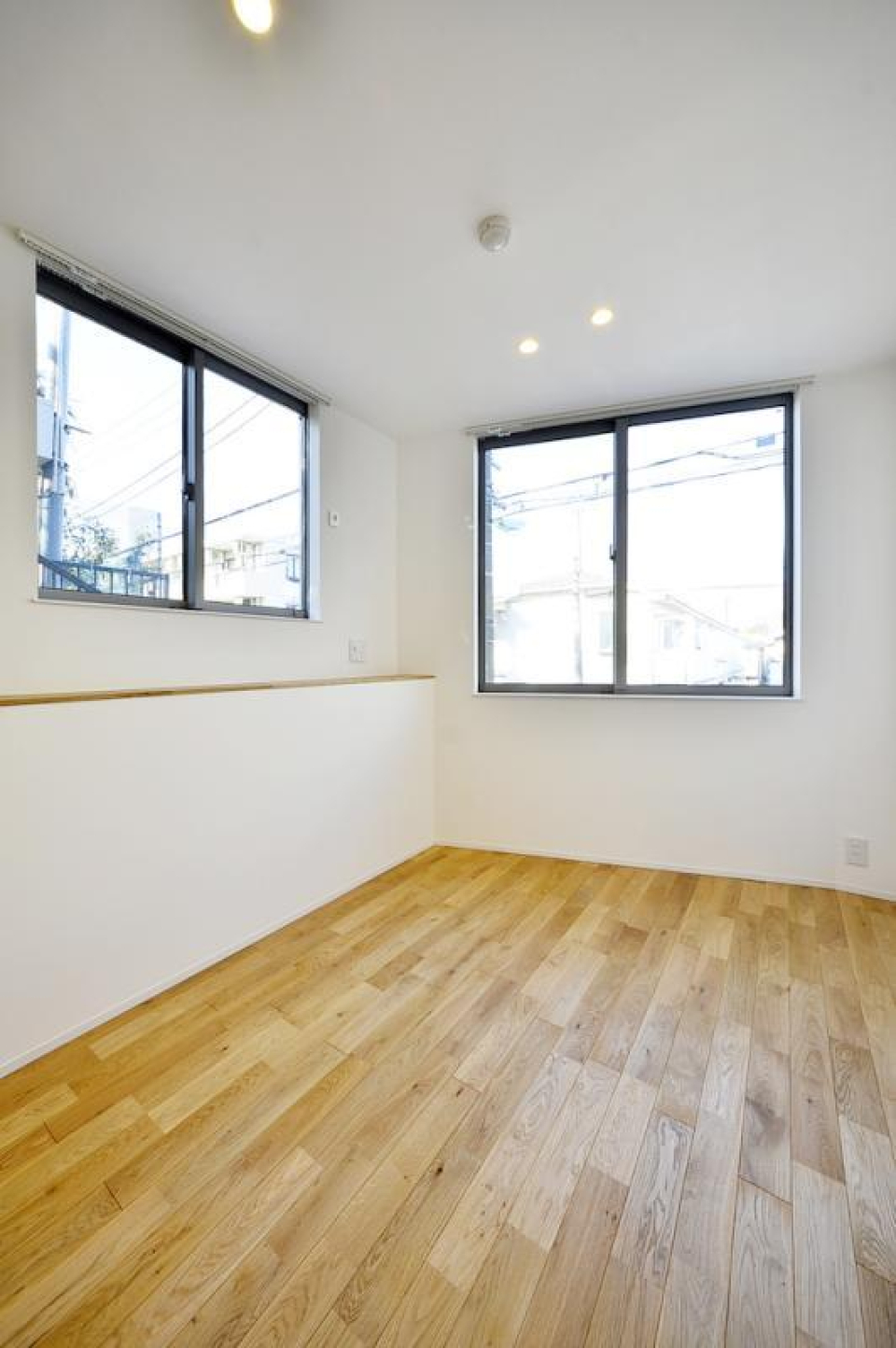 窓際には小さなカウンターが壁一面に広がっています。ぜひ活かしたいポイント。