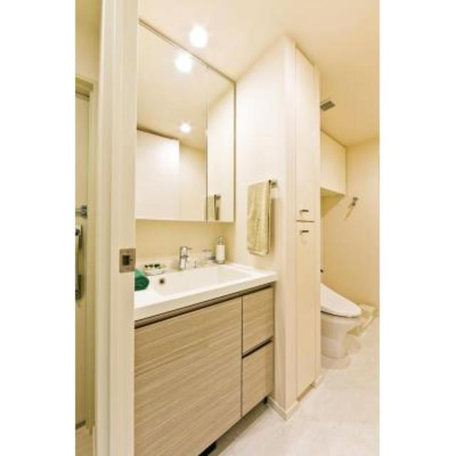 独立洗面台
シンクも鏡も広々としています。
※写真は同タイプ住戸です。小物はイメージです。