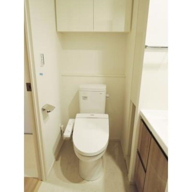 トイレの上の棚には日用品などをストックできます。※写真は同タイプ住戸です。