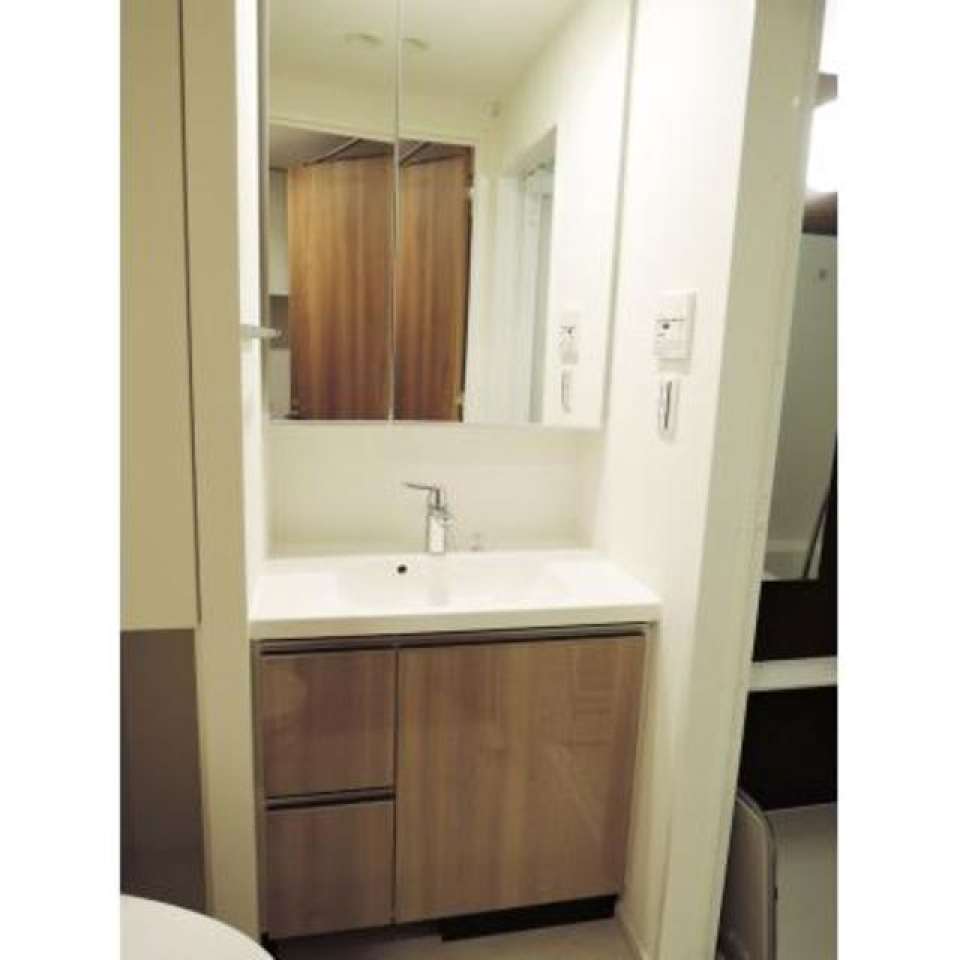 他の建具と統一感のある木目調のパネルが採用されています。※写真は同タイプ住戸です。