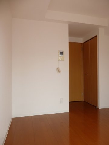 奥にはクローゼットもあります