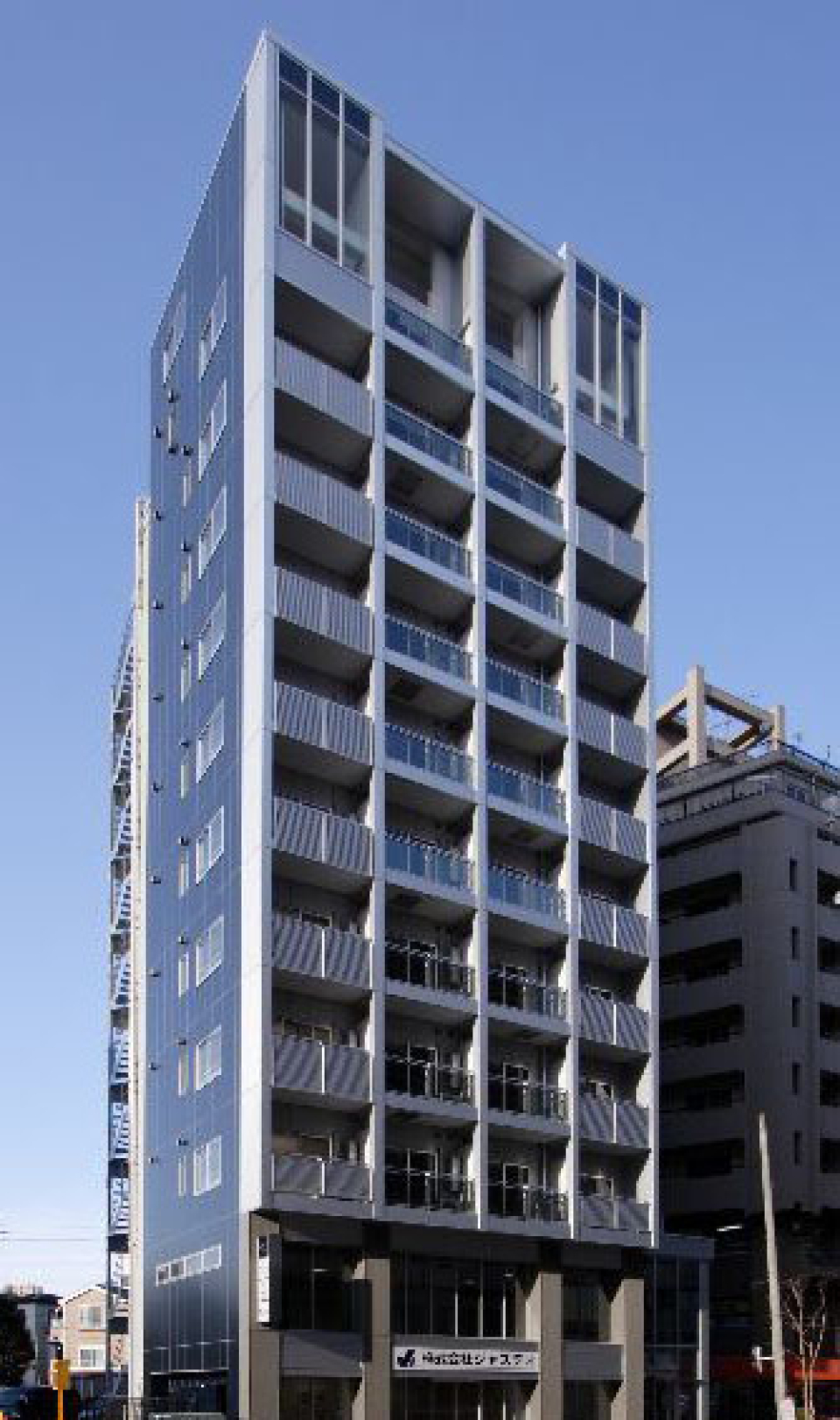 12階建てのスタイリッシュな外観です。お部屋は９階。