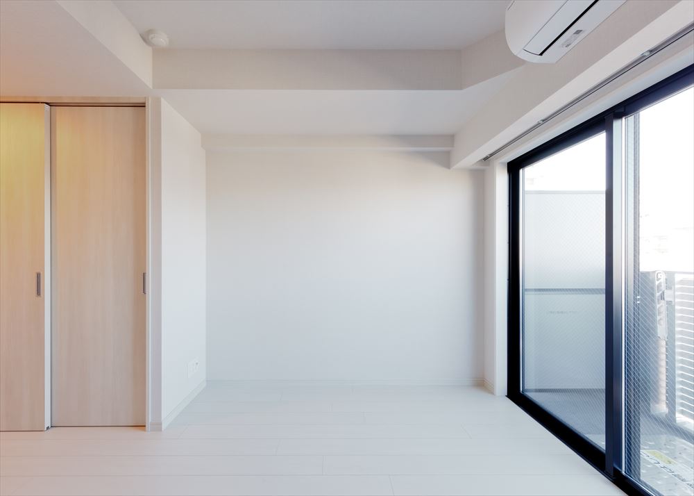 天井・壁・床すべてが白色でパッと明るいです。