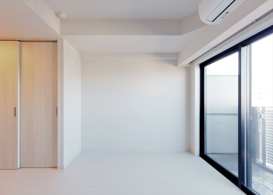 天井・壁・床すべてが白色でパッと明るいです。