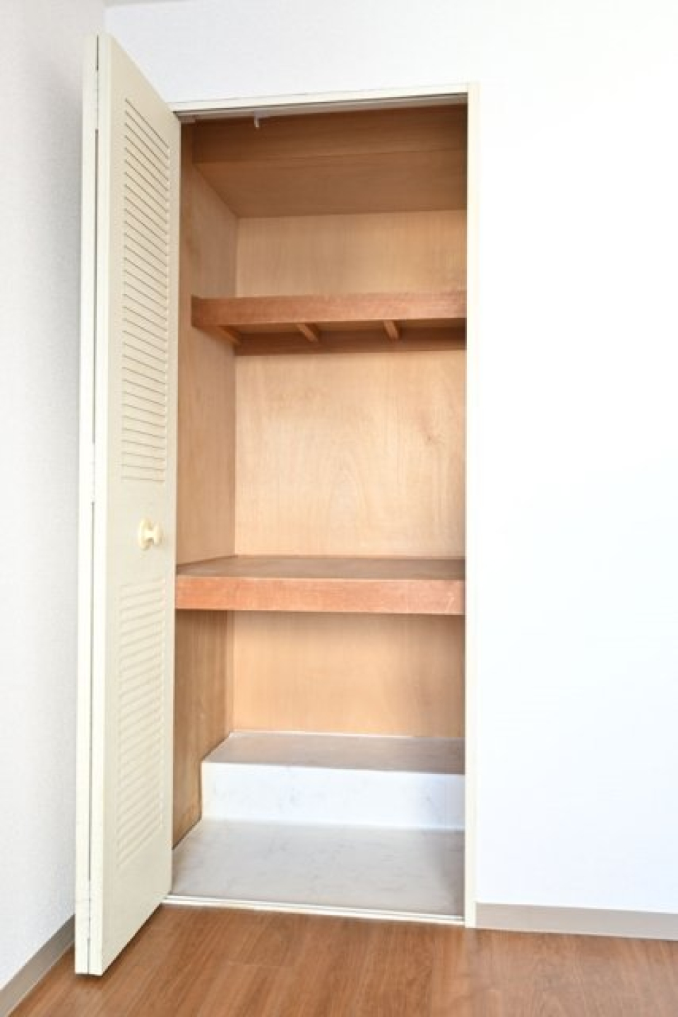 押し入れタイプの収納だから、ハンガーラックを置いても良いかも。