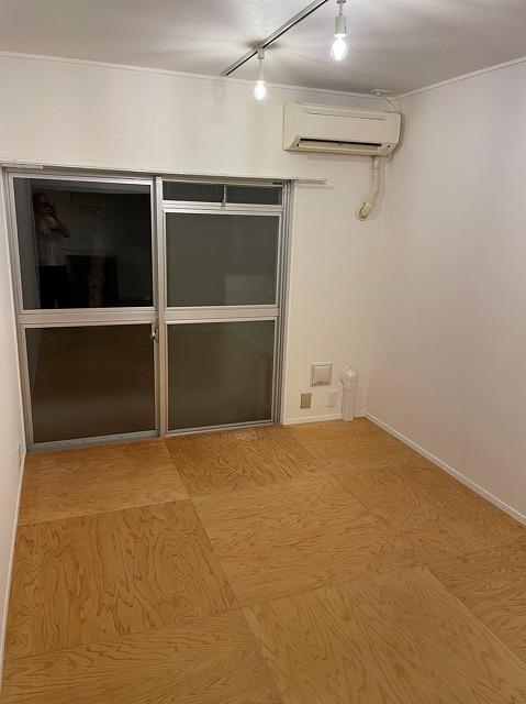 カウンターは食卓として利用できるので、リビングは広々と使用できます。大きめのソファを置くことも作業用デスクを置くこともできちゃいます。