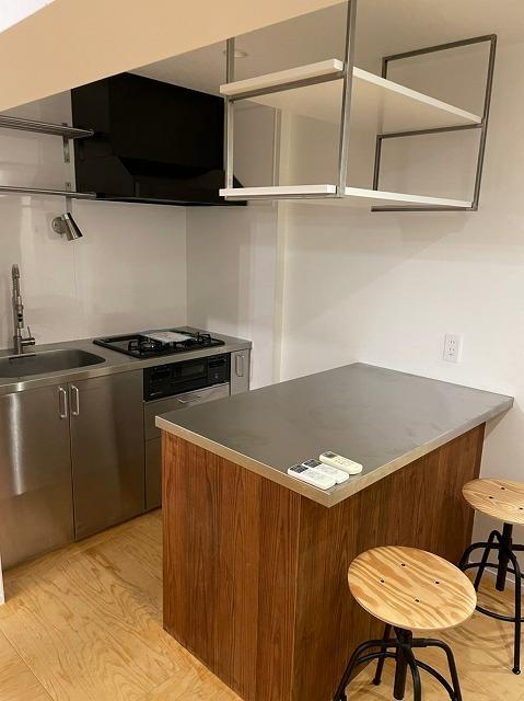 キッチンは3口のガスコンロ付きです。カウンターは来客が来ても困らない充分なサイズです。