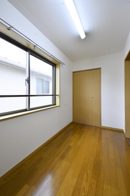 4.2帖の洋室です。窓が付いているのでDKと仕切った状態でも換気ができます。