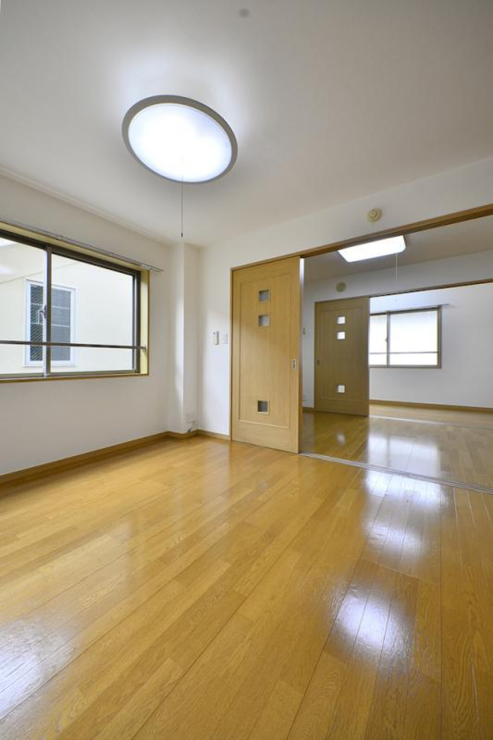 6.1帖の洋室です。DK・4.2帖の洋室を見渡せる間取りです。