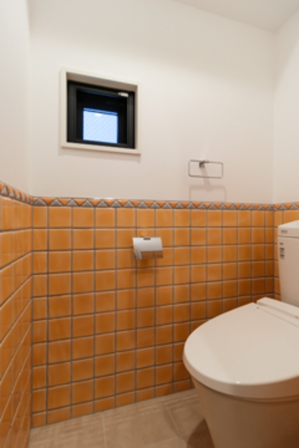 オレンジのタイルがアクセントになっておしゃれな空間です※写真は同タイプ住戸です。