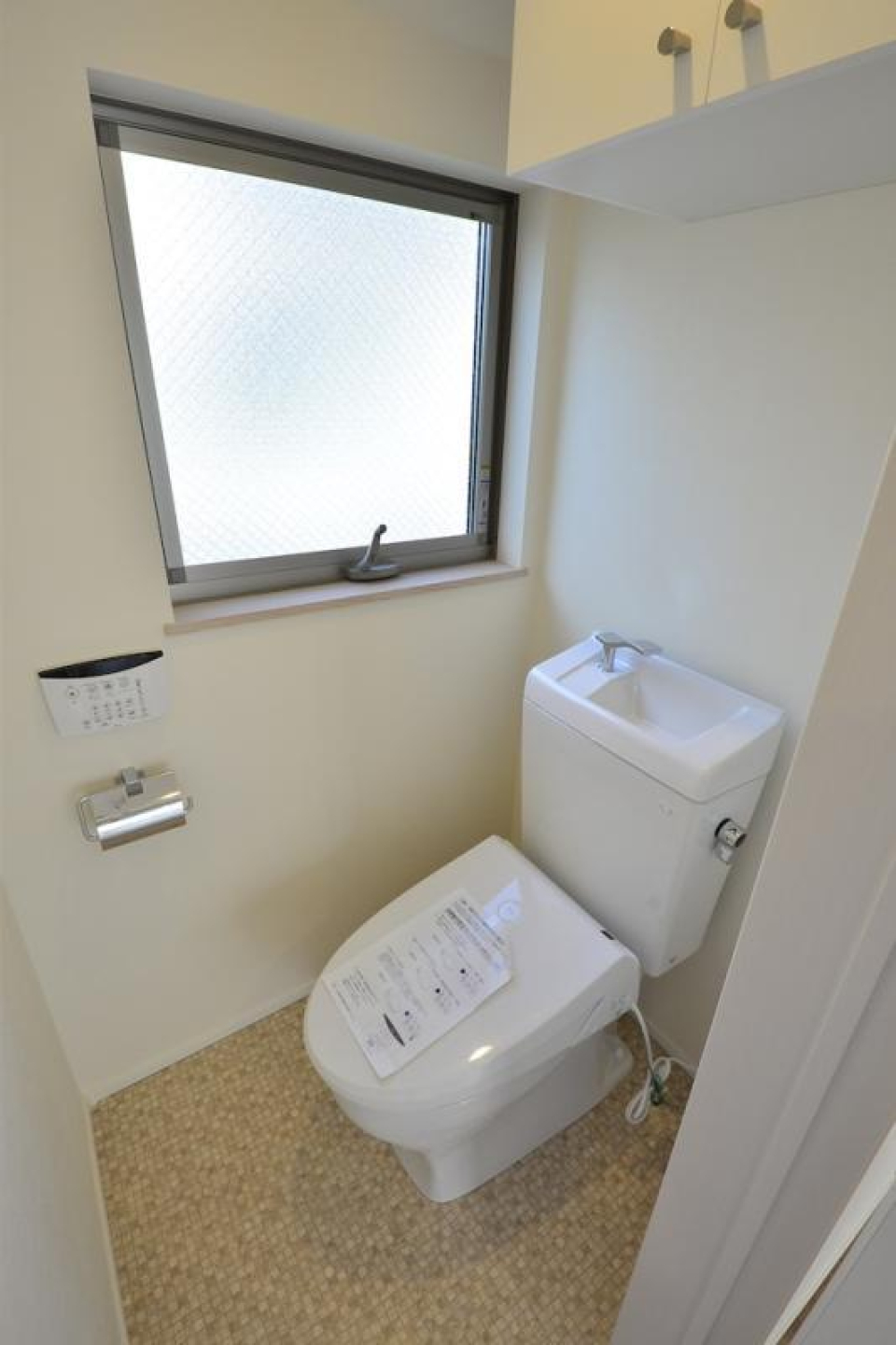 トイレには窓がついていて、自然光が入り、換気もできますね！