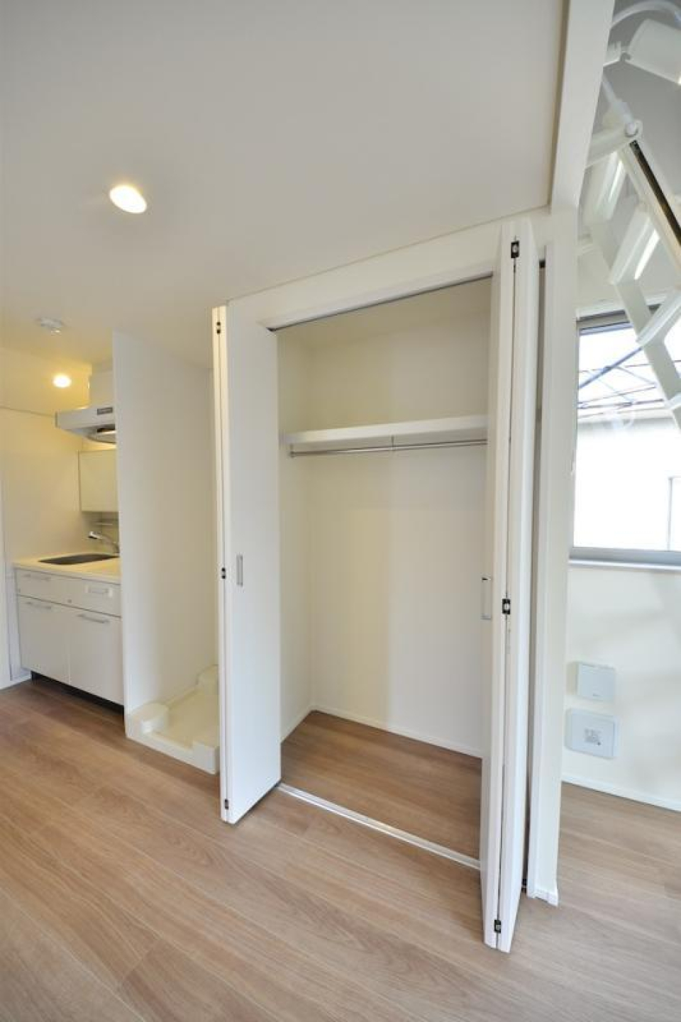 長い丈の衣服もかけられるクローゼットです。