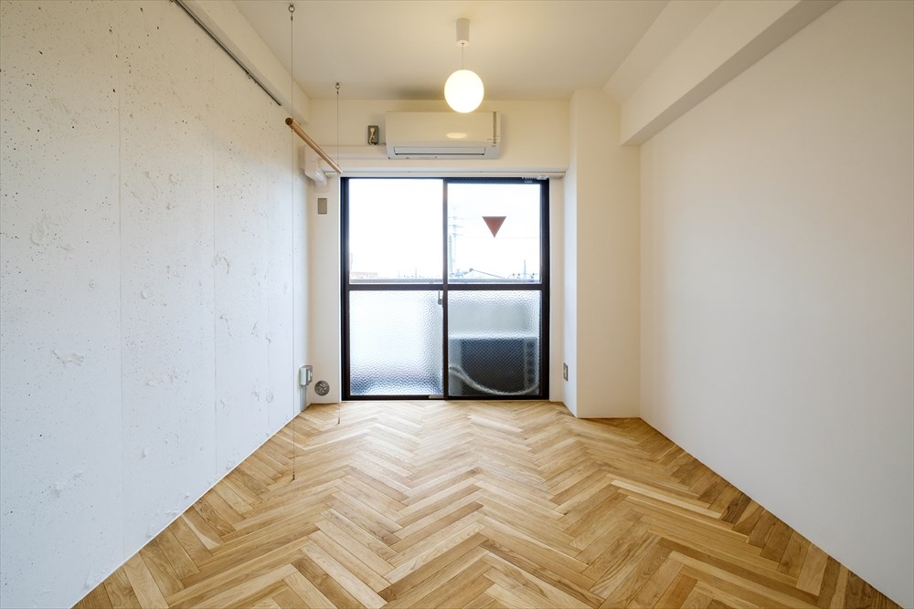 壁や天井はホワイトの塗装で統一。空間を明るくすっきりとした印象にしています。