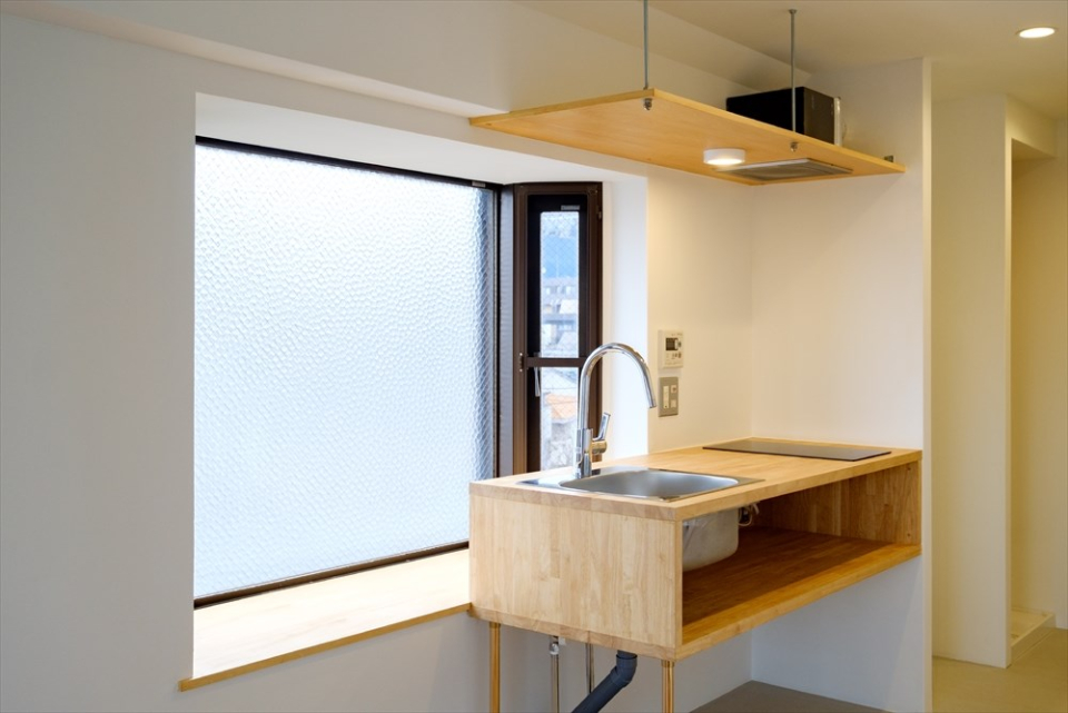 すりガラスで外から見えにくい。調理時の換気もできて◎