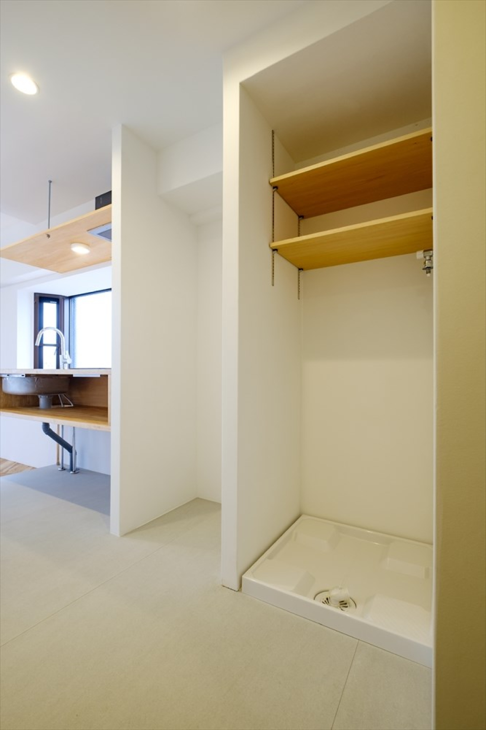 壁で区切られた冷蔵庫置き場と洗濯機置き場。