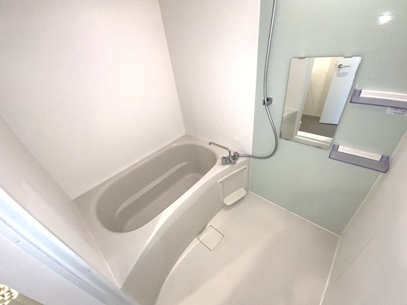 ミントブルーのバスルーム(浴室乾燥機能付き)