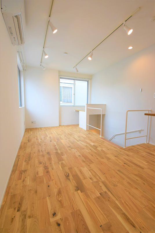 窓辺のデスクでコーヒー片手にひと仕事