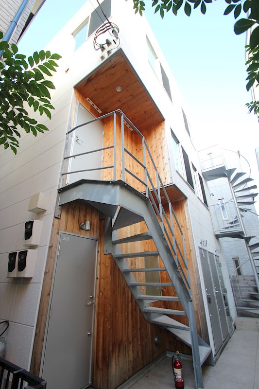 外壁にも木をあしらった素敵な雰囲気