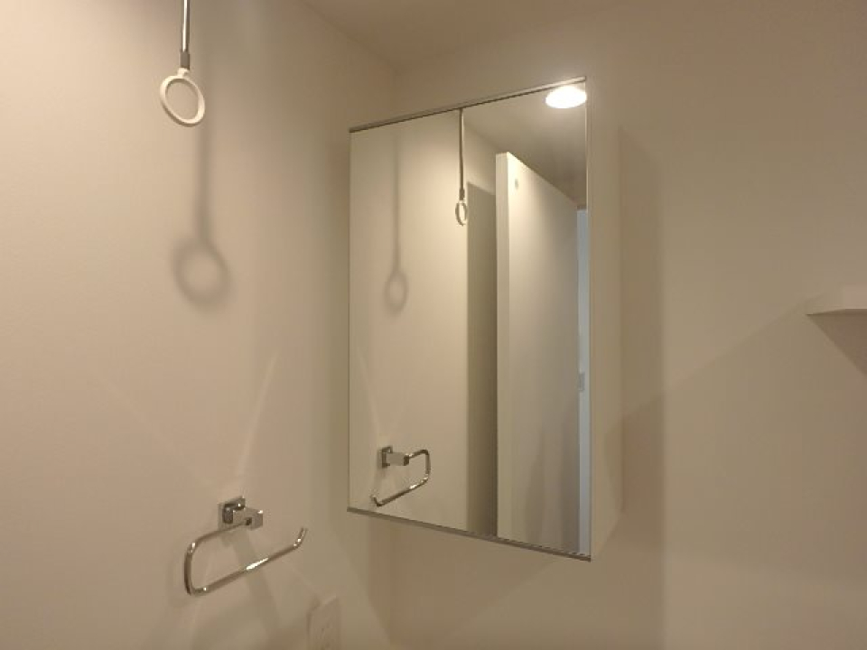 鏡裏にお化粧品はきちんと整頓しましょうね