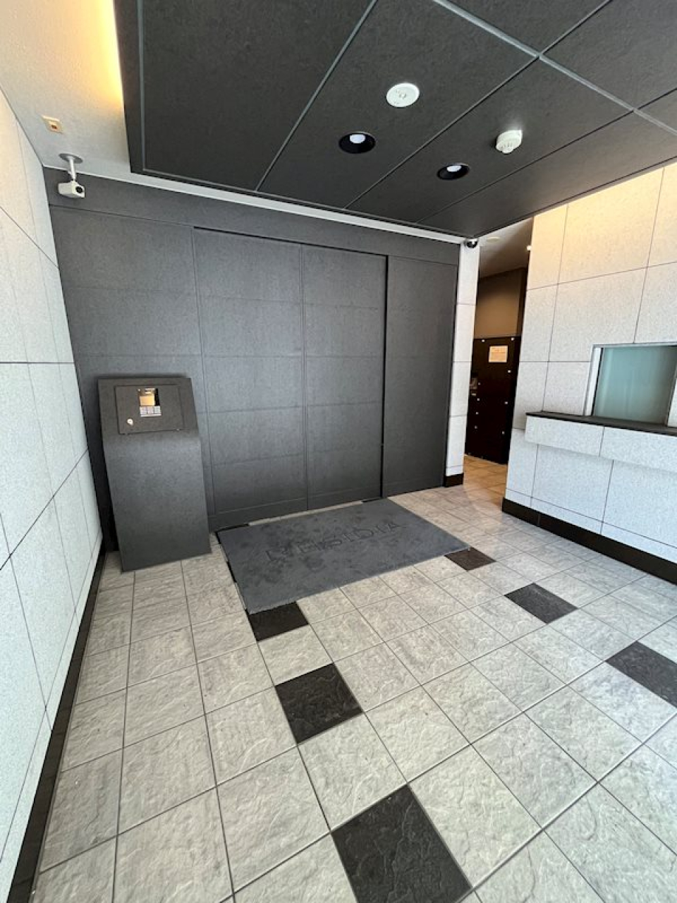 石のような重厚なオートロックドアが印象的なエントランス