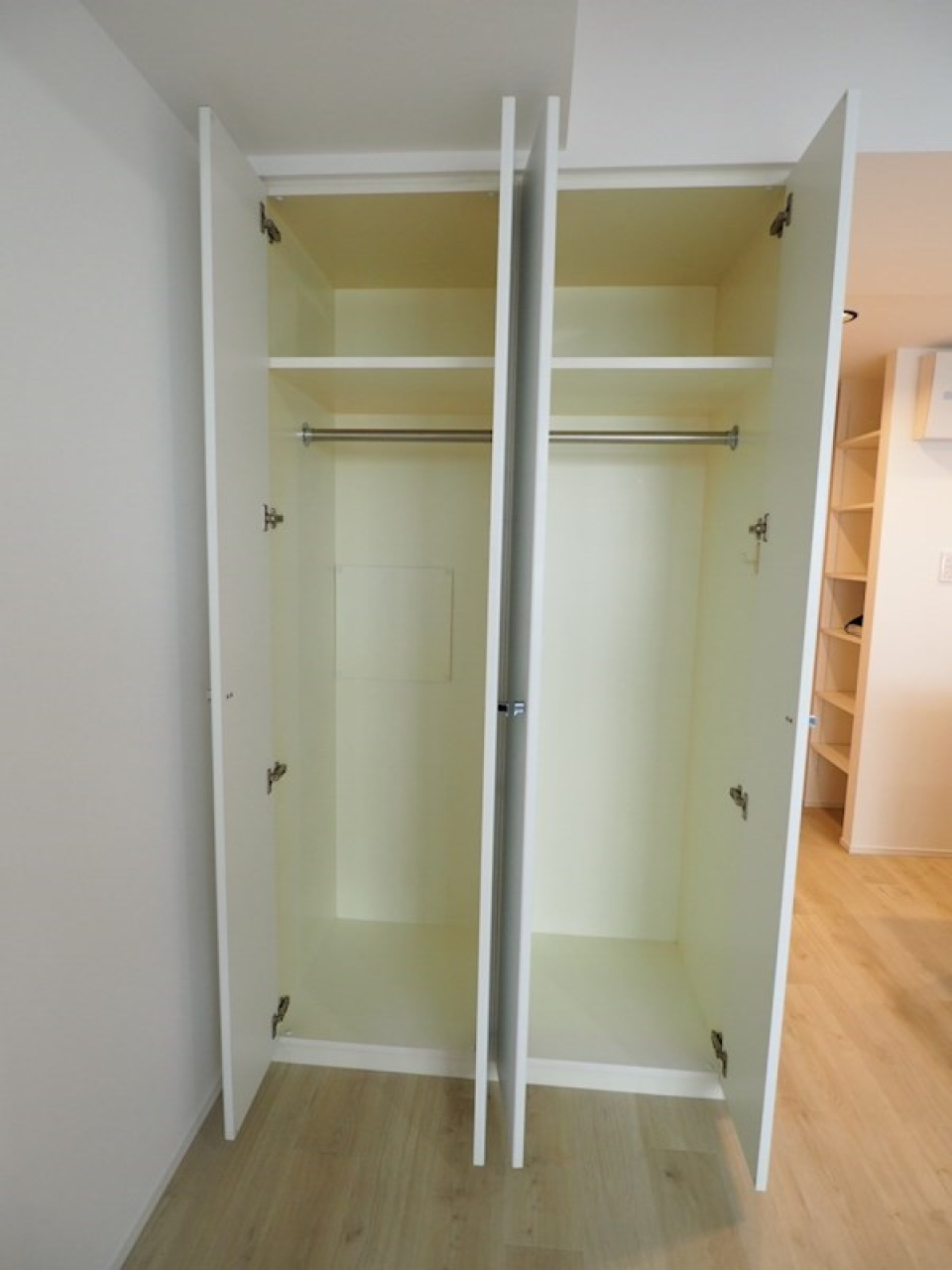 クローゼットは左右で日常使いと特別な日のお洋服やコートで分けたらいいかも