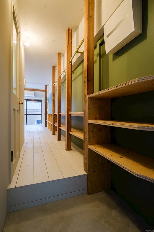 造作のシューズラック上には毎日の持ち物を。