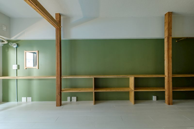 壁面のデザイン棚はTVボードやデスク、オープンラックなど使い方いろいろ。