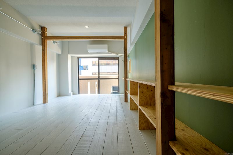 床はラフな白塗装を施した杉材。
