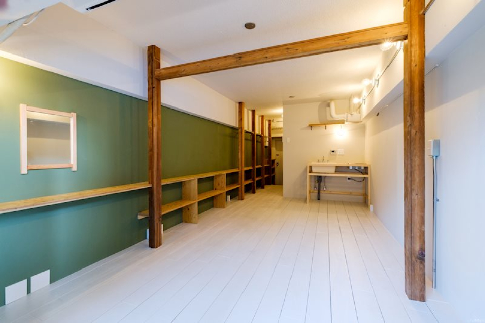 深いグリーンの壁と古材の柱が並び森の中にいるような気分。