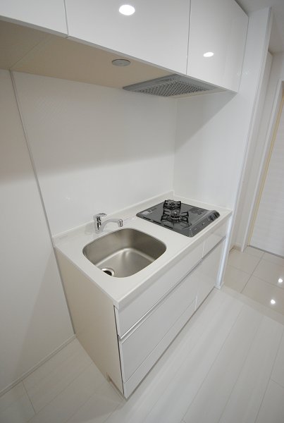 吊り戸棚とキャビネットを活用して、ワークスペースをうまく確保したいですね。