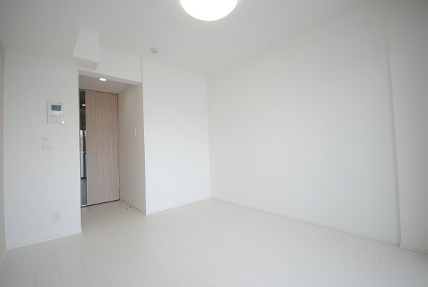 清潔感の漂うホワイトでまとめられた、ウォールとフローリング。