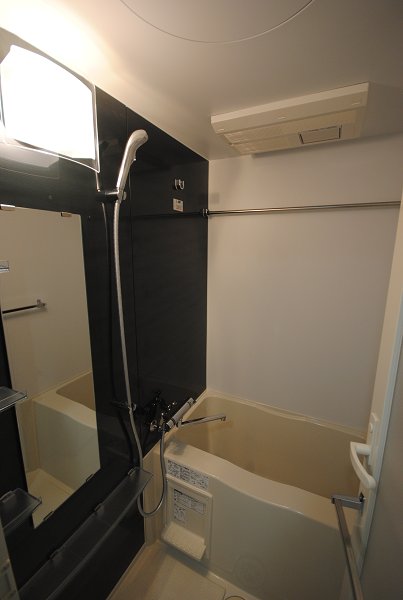 ブラックのウォールが落ち着いた浴室空間にしています。