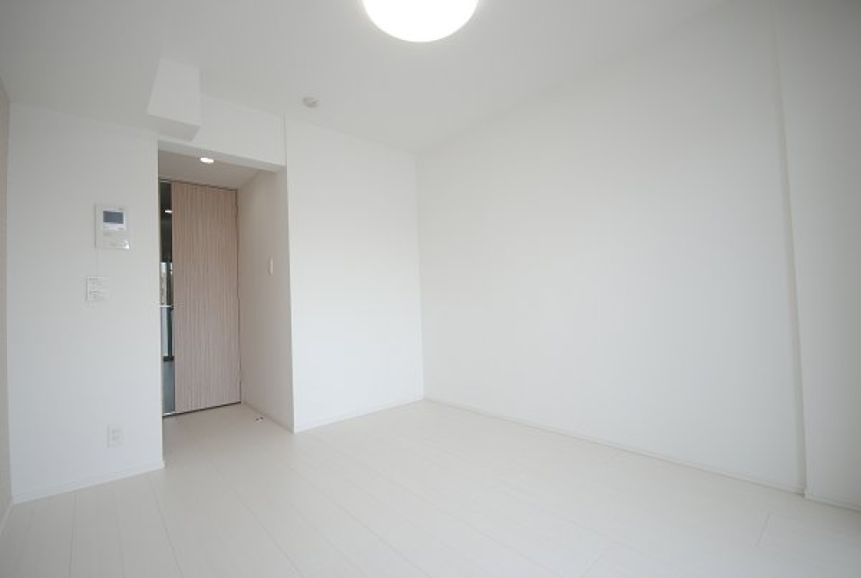 清潔感の漂うホワイトでまとめられた、ウォールとフローリング。