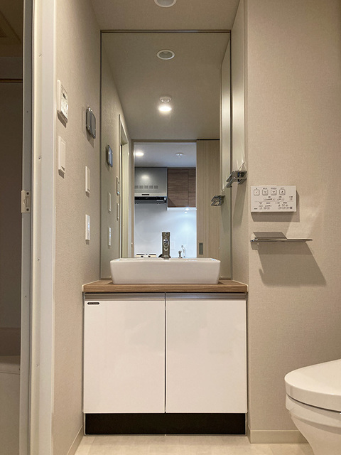 洗面台の上は大胆に鏡が占めています。※写真は同タイプ住戸です。