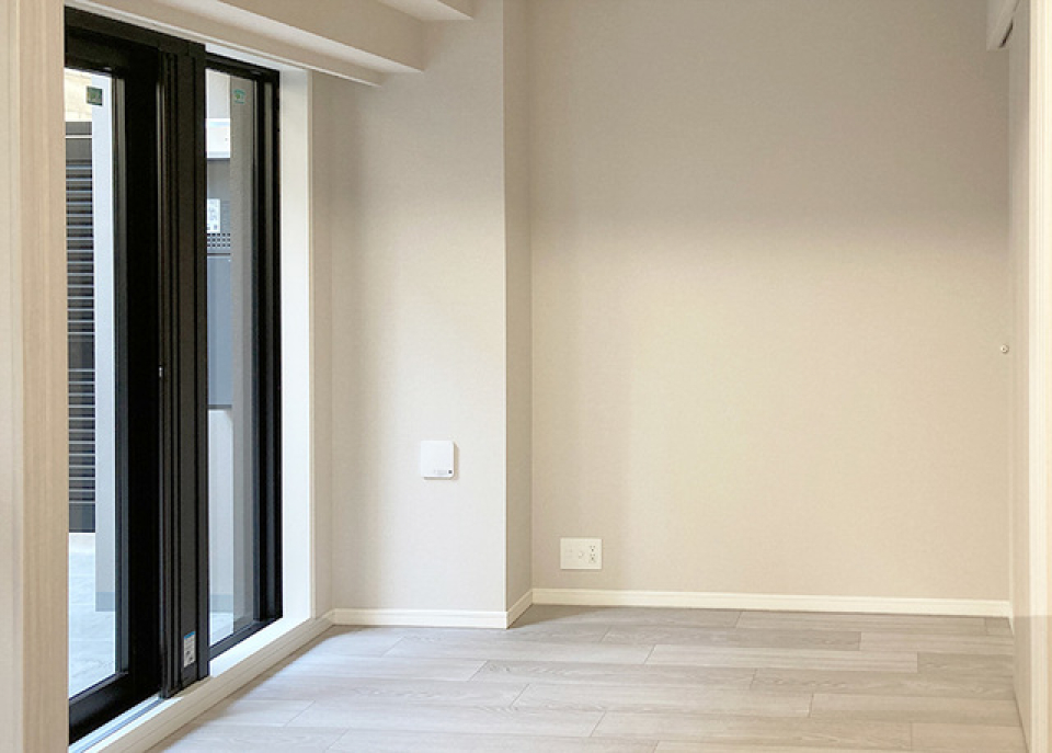 アッシュのフロアにクリーム色の壁紙が優しい空間にしています。※写真は同タイプ住戸です。