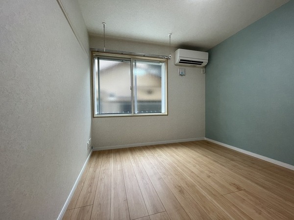 6.1帖の洋室は、さわやかブルーの壁紙でこなれ感のあるお部屋です。