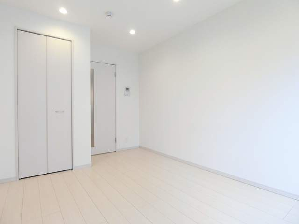 白く統一されたお部屋は、日の光が入るとより開放的に見えるのが魅力です。インテリアを考えるのも楽しそうですね。