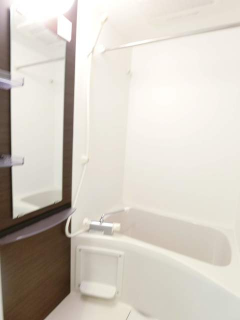 浴室乾燥機付きのバスルームです。サイドに棚もあり、収納も楽です。