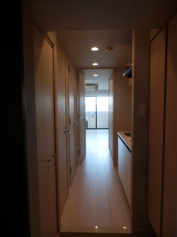 足元に間接照明を置いて、雰囲気の柔らかな廊下にしても良さそうです。