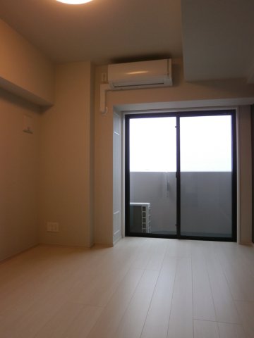 お部屋は落ち着いた雰囲気。
南向きのお部屋なので、昼間は特に明るく開放的に見えます。