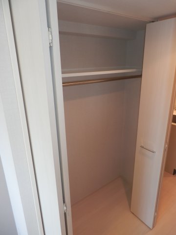 シーズンオフのお洋服や旅行用のバッグは上に収納できますね！