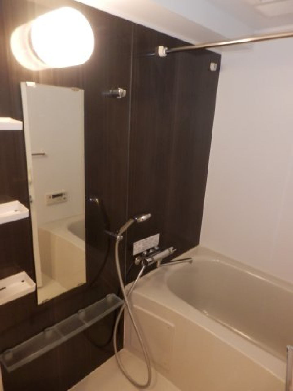 浴室乾燥機付きのバスルームです。