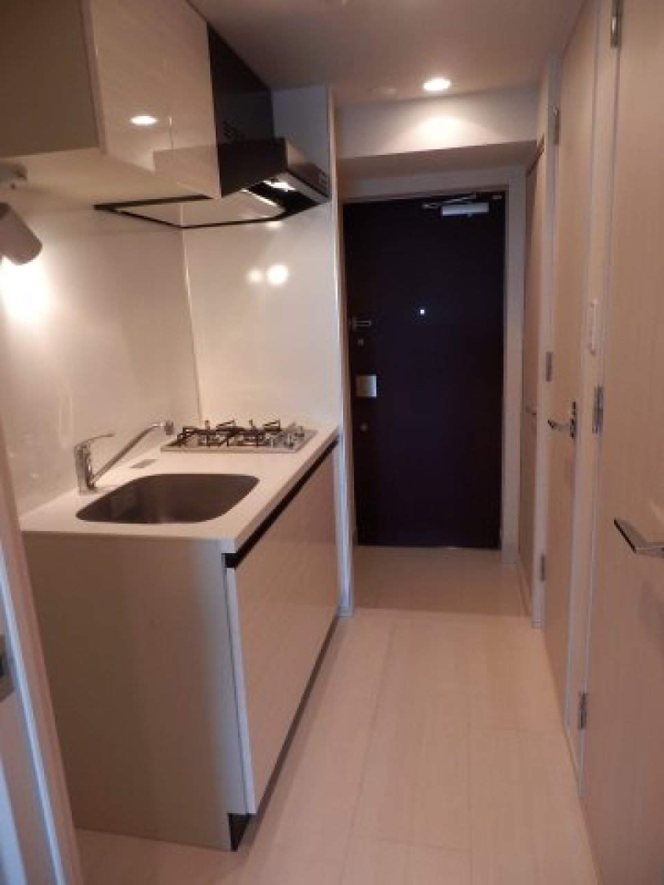 照明がスポットライトのキッチンはデザイン性も◎
二口コンロのキッチンです。