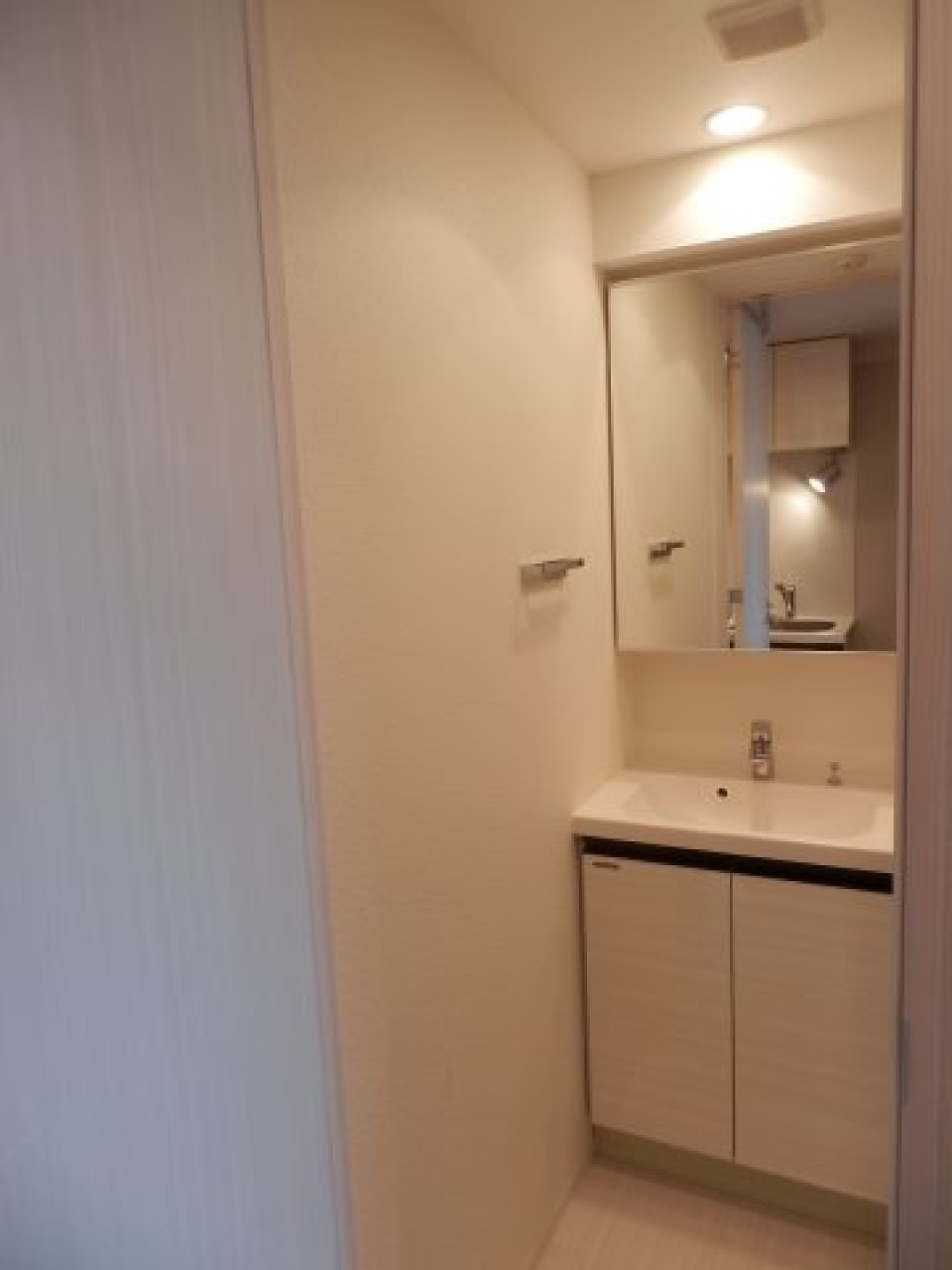 大きな鏡が特徴の洗面台です。