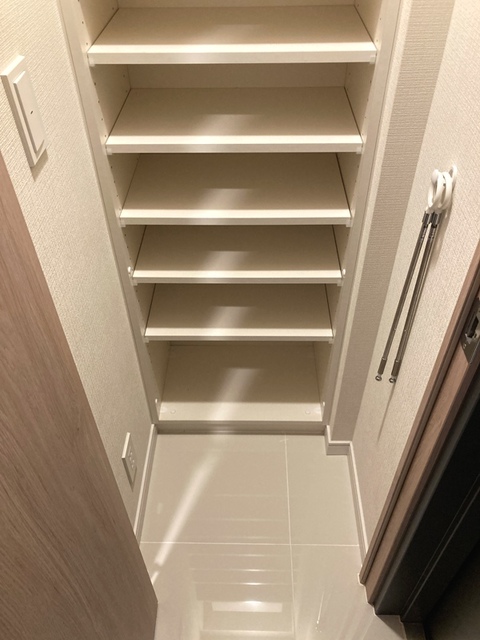 なんとシューズクローゼットの登場です！サイドにはフックがあり、靴ベラも置けそうです。
※写真は同タイプ住戸です。