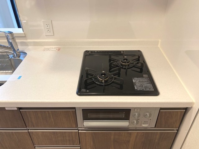 ２口コンロのシステムキッチンはグリルも付いています。お料理の幅が広がりそうです。
※写真は同タイプ住戸です。