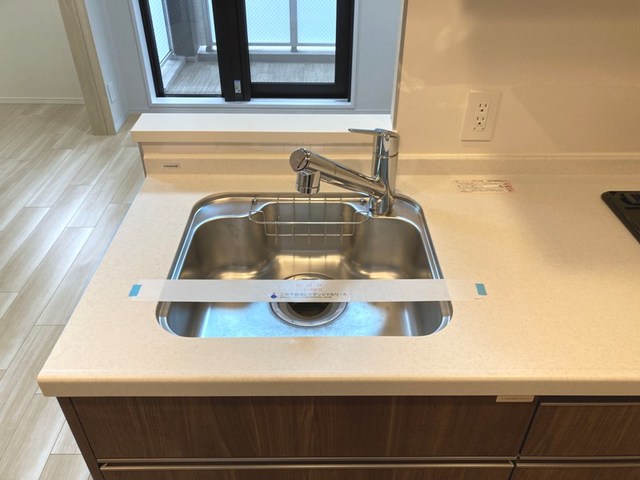 スポンジや洗剤を清潔に置いておけるラック付きのシンクです。
※写真は同タイプ住戸です。