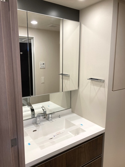 鏡が大きく、上半身までチェックできそうな洗面台です。
※写真は同タイプ住戸です。