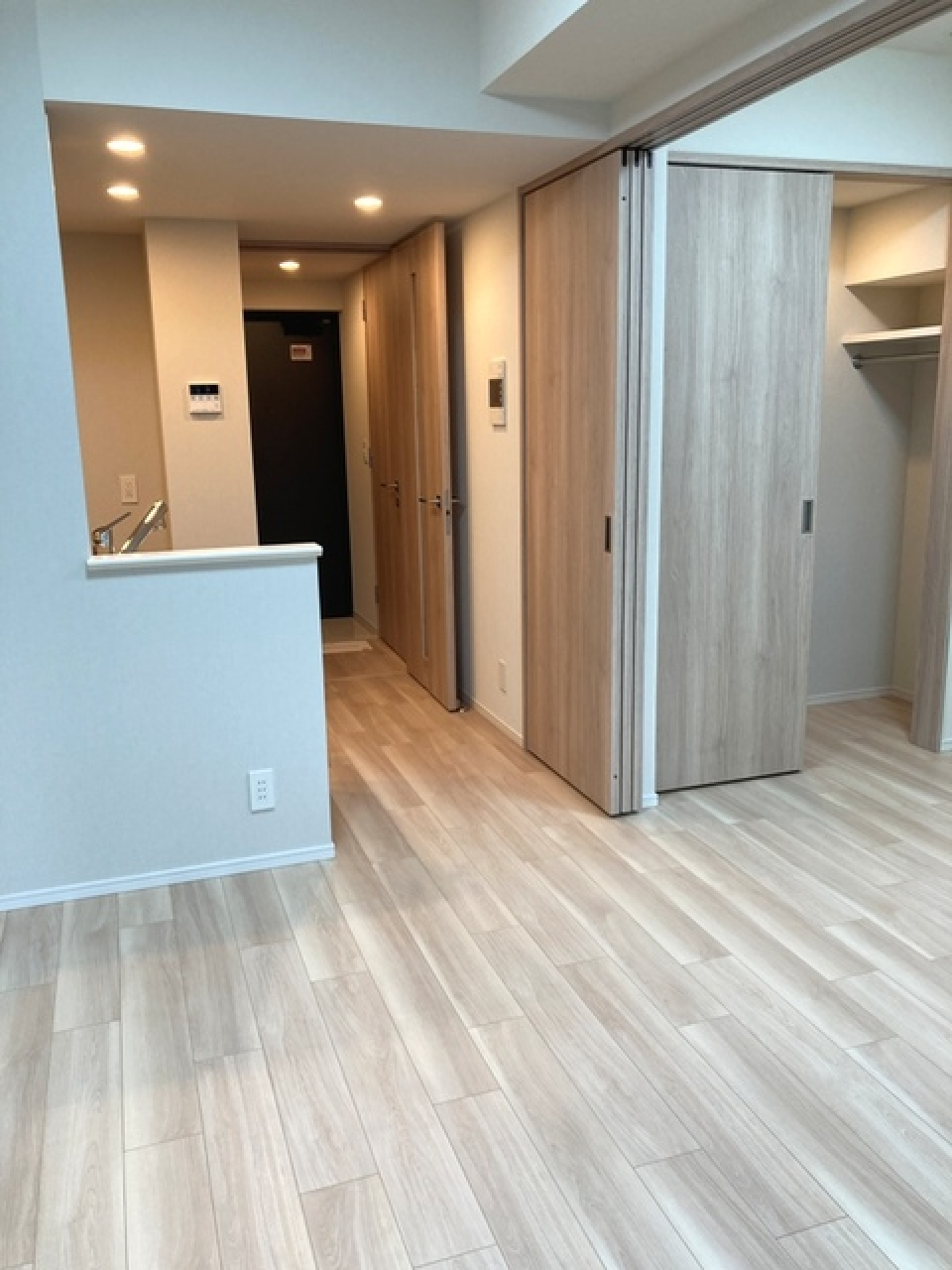 優しい色合いのウッドテイストの床や扉が、落ち着いた空間を与えてくれるお部屋です。
※写真は同タイプ住戸です。