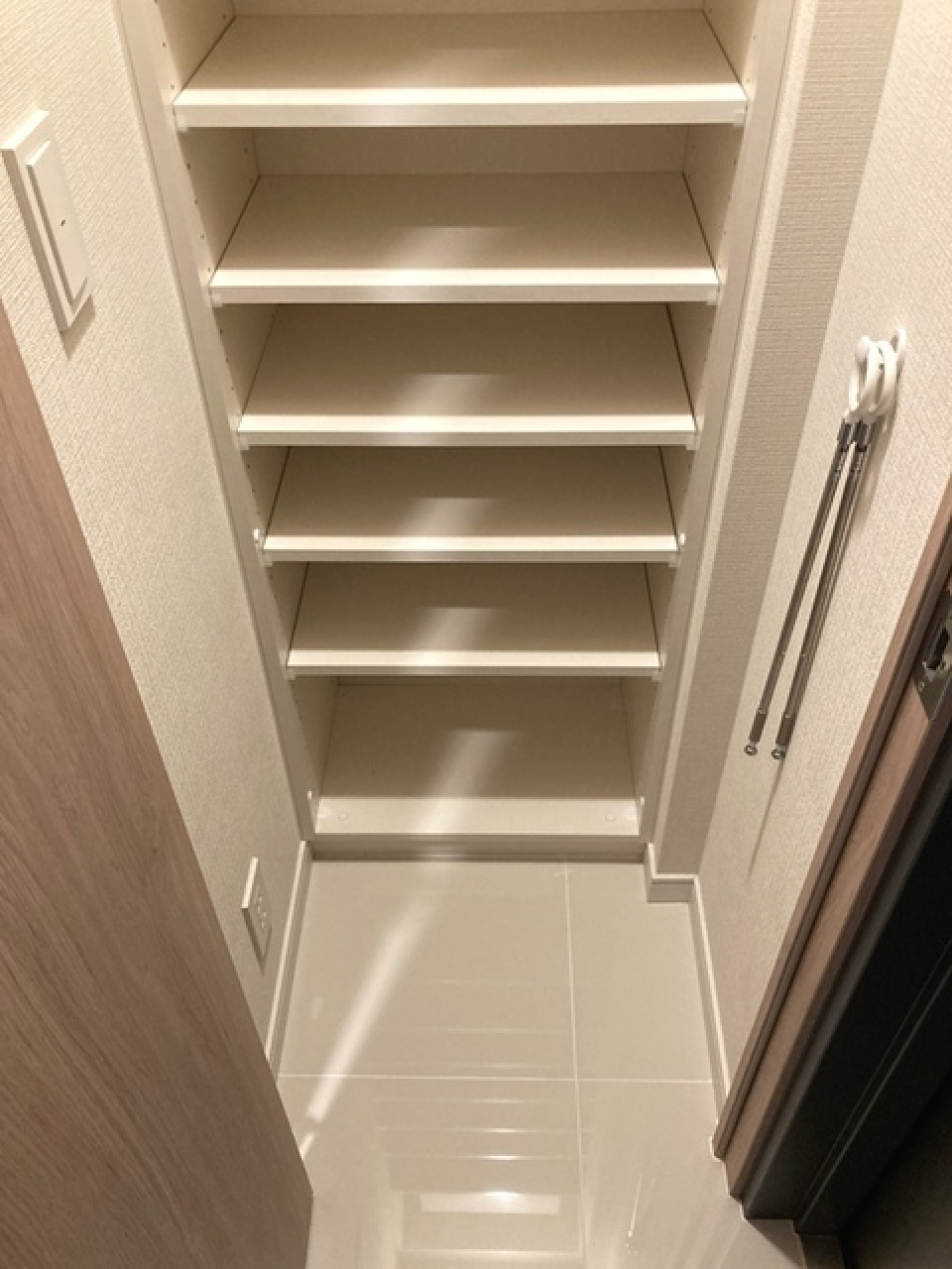 なんとシューズクローゼットの登場です！サイドにはフックがあり、靴ベラも置けそうです。
※写真は同タイプ住戸です。
